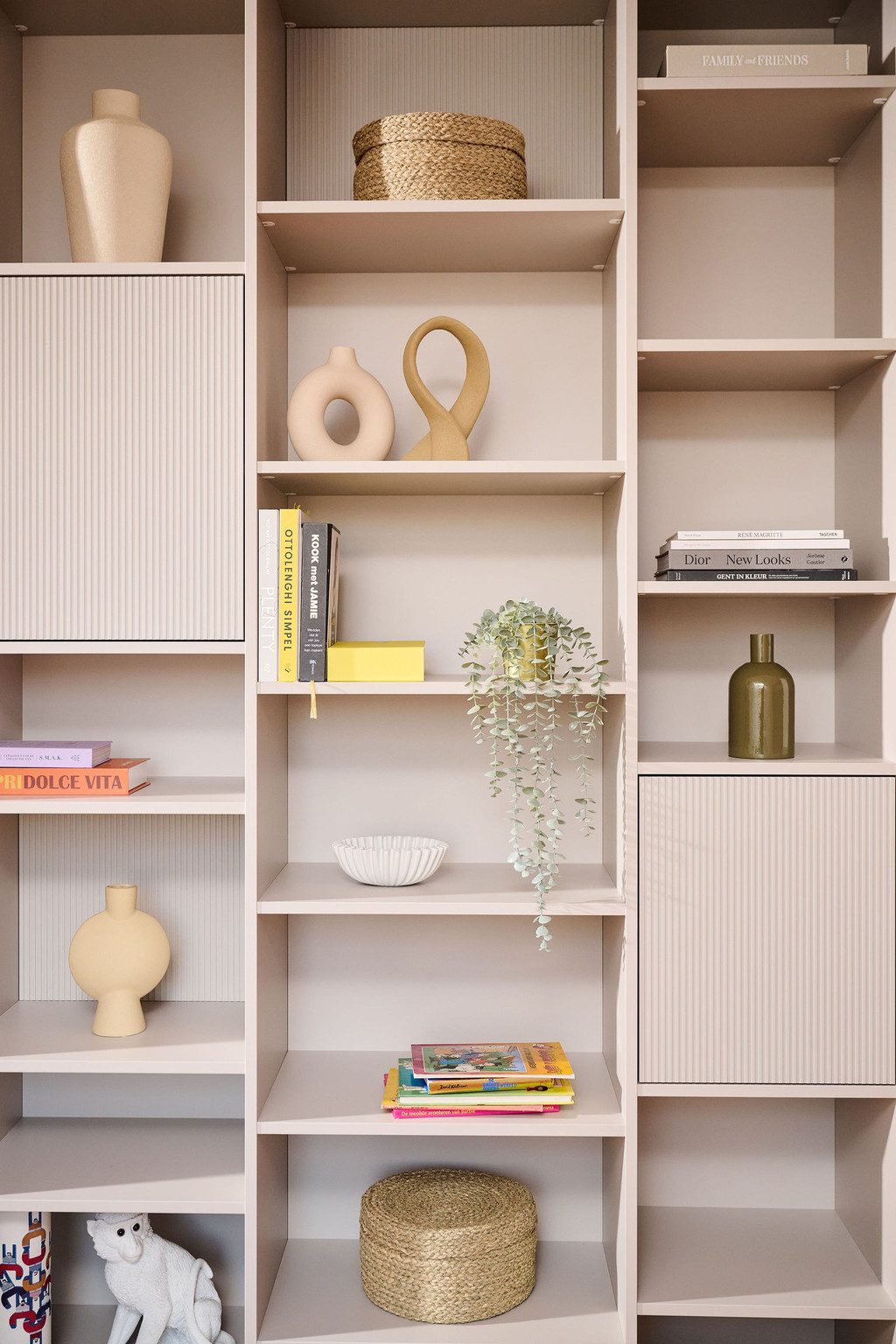 Bibliothèque avec niches