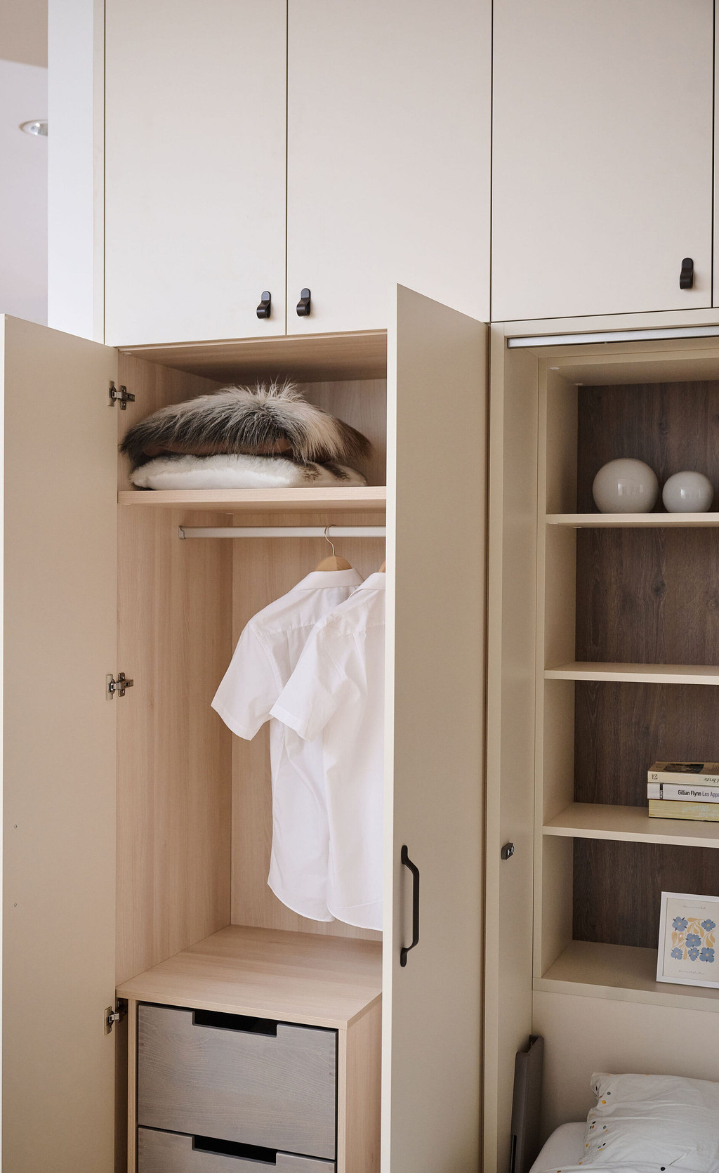 Opbergruimte voor kleding naast slaapzone