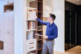 L'architecte d'intérieur Erik choisit des matériaux, des teintes et des finitions pour créer un moodboard