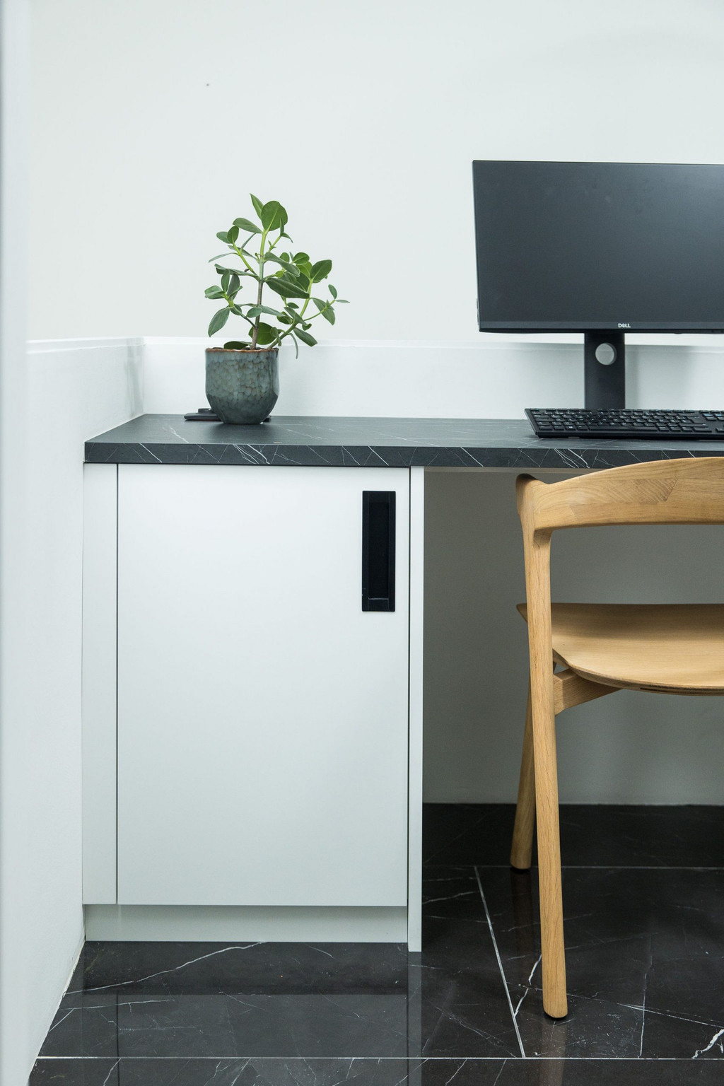 Bureau sur mesure blanc avec un design marbre