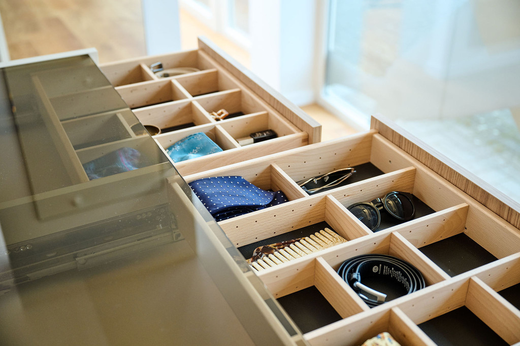 Lade met compartimenten voor riemen en accessoires