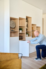 wandkast op maat in leefruimte met open en gesloten compartimenten