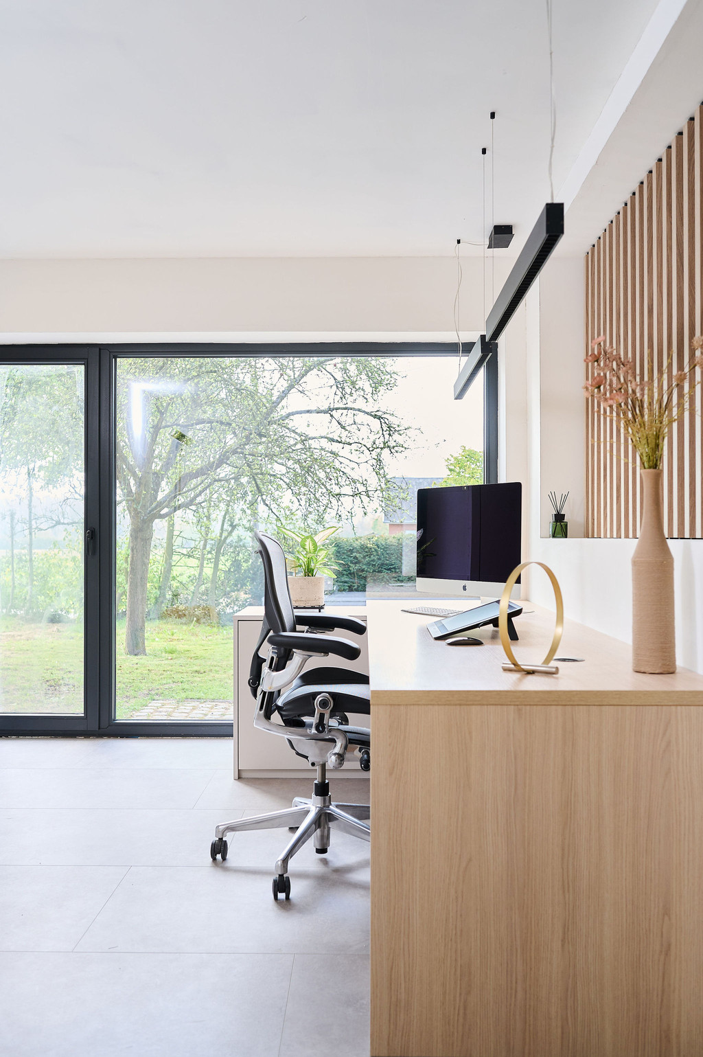 Bureau sur mesure dans le salon de Tineke et Derko à Kerkhove dans l'émission Ons huis/nieuw huis