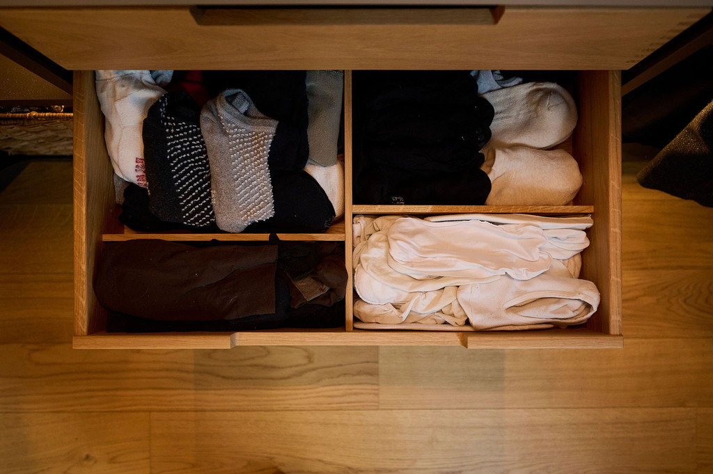 Tiroir compartimenté dans le dressing sur mesure de Carine