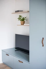 Bureau sur mesure avec étagères et télévision intégrée, design épuré et moderne pour chambre d’enfant.