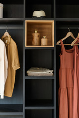 rangement sur mesure et niche en bois clair dressing Camber
