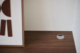 Détail du plateau en bois avec passe-câble intégré dans un meuble TV sur mesure