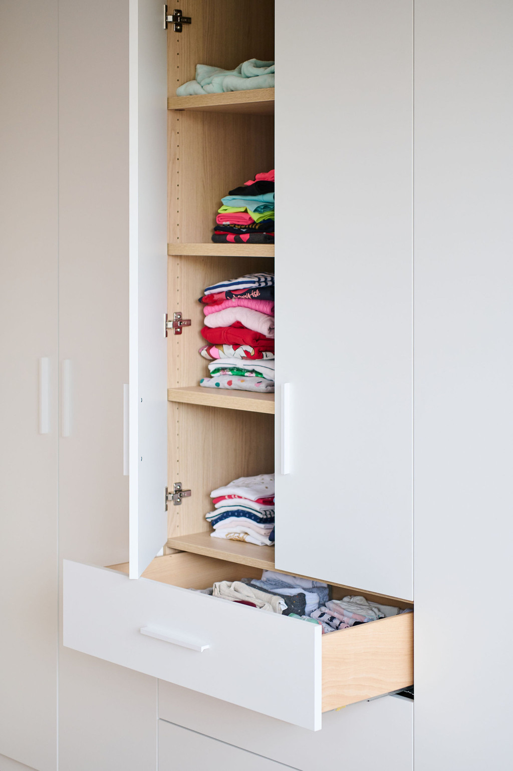 Meuble sur mesure blanc avec étagères et tiroirs