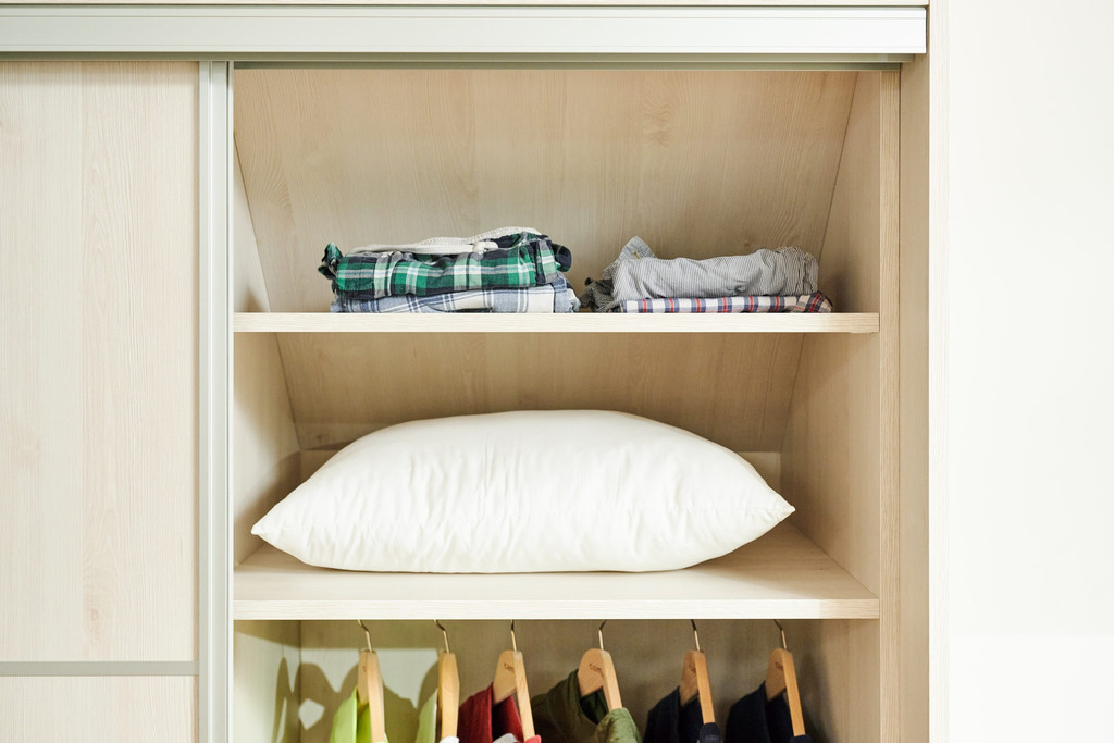 Meuble de rangement sous pente, exposé dans le showroom de Gand