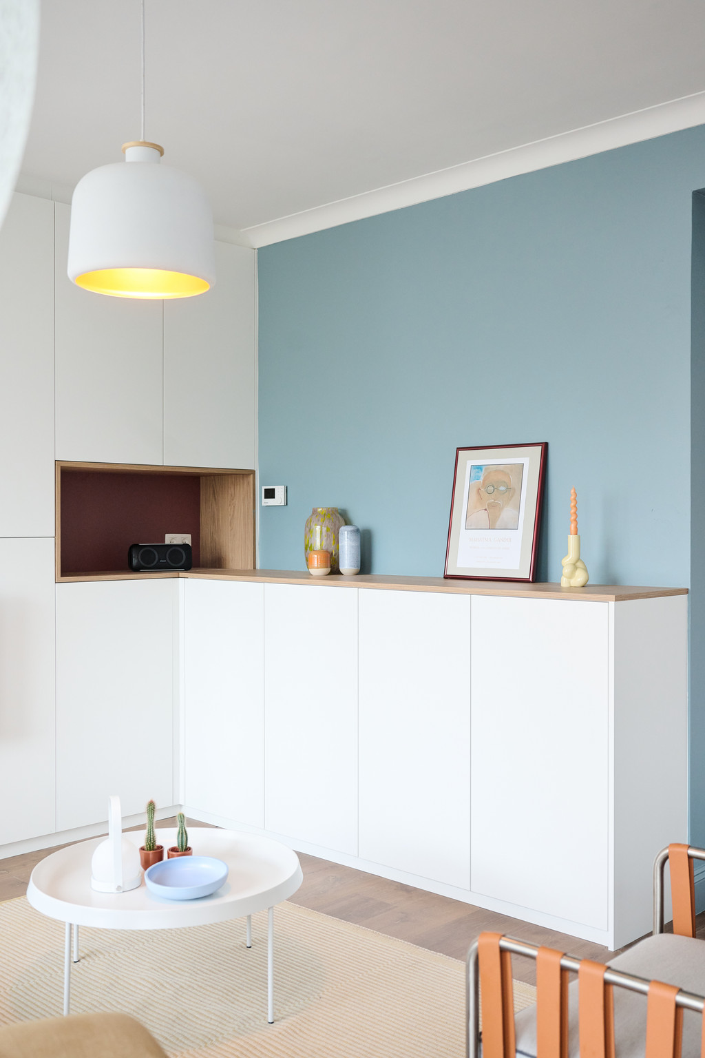 Meuble salon sur mesure moderne et épurés blanc avec des planches en bois