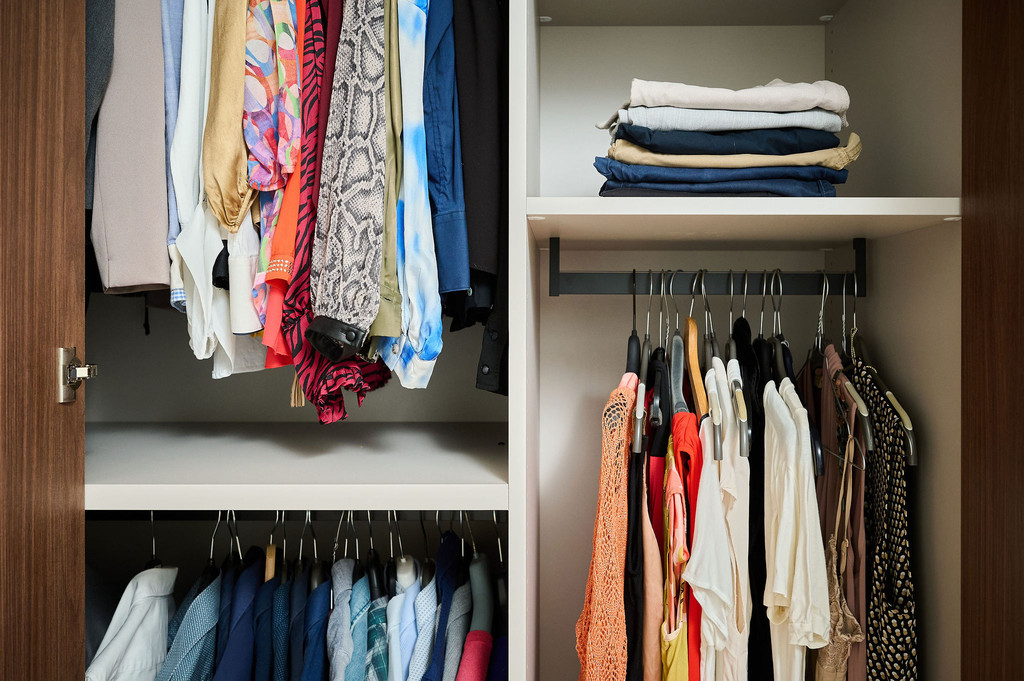 espace de suspension et de pose pour tous vos vêtements dans le dressing sur mesure