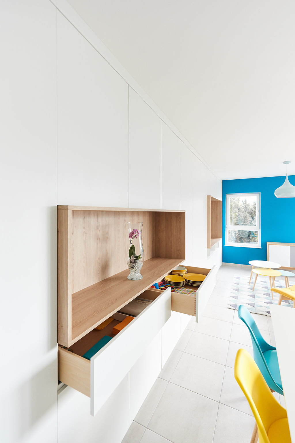 salon blanc sur mesure avec mur bleu