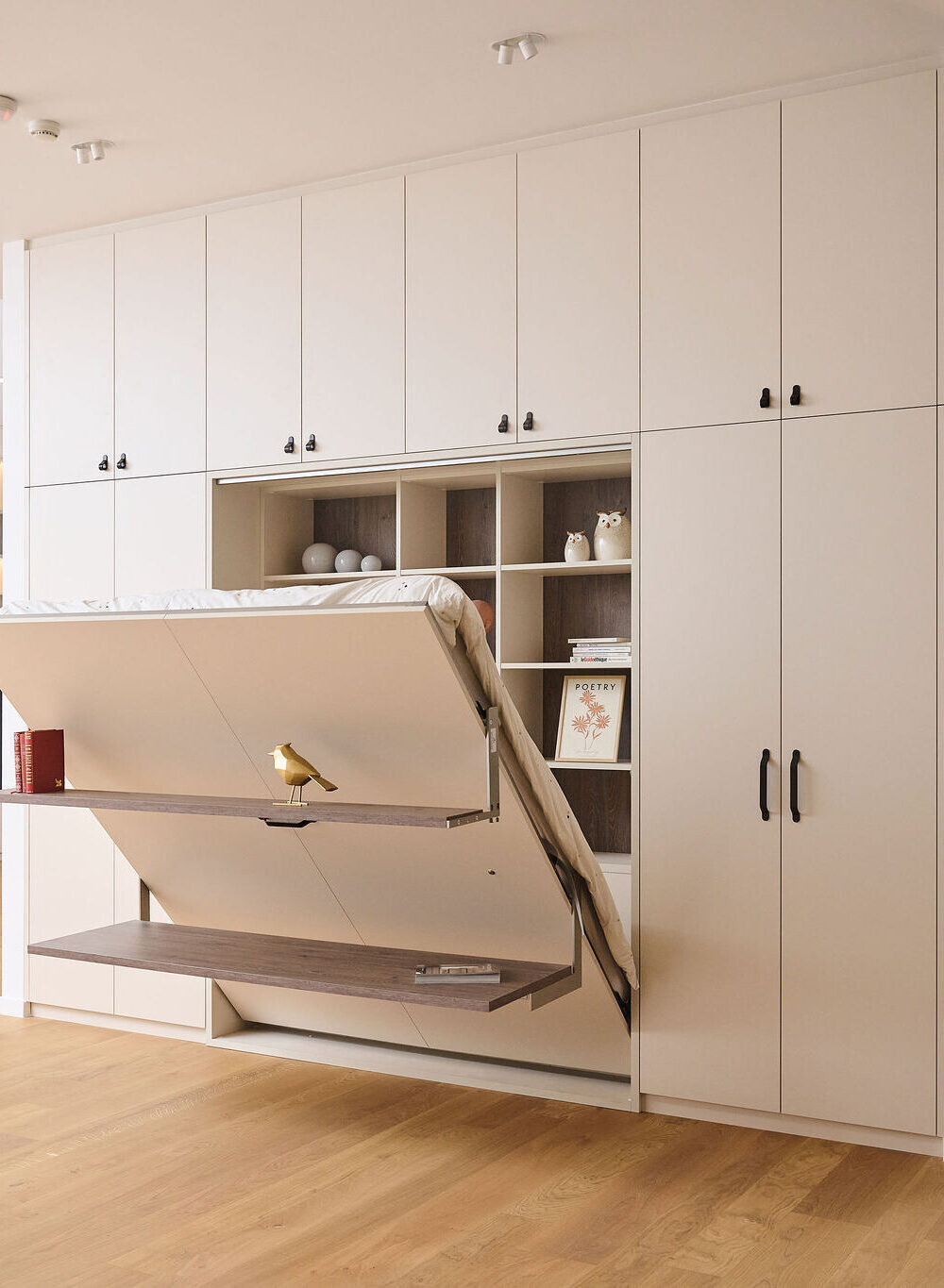 Slaapkamer met brugkast op maat