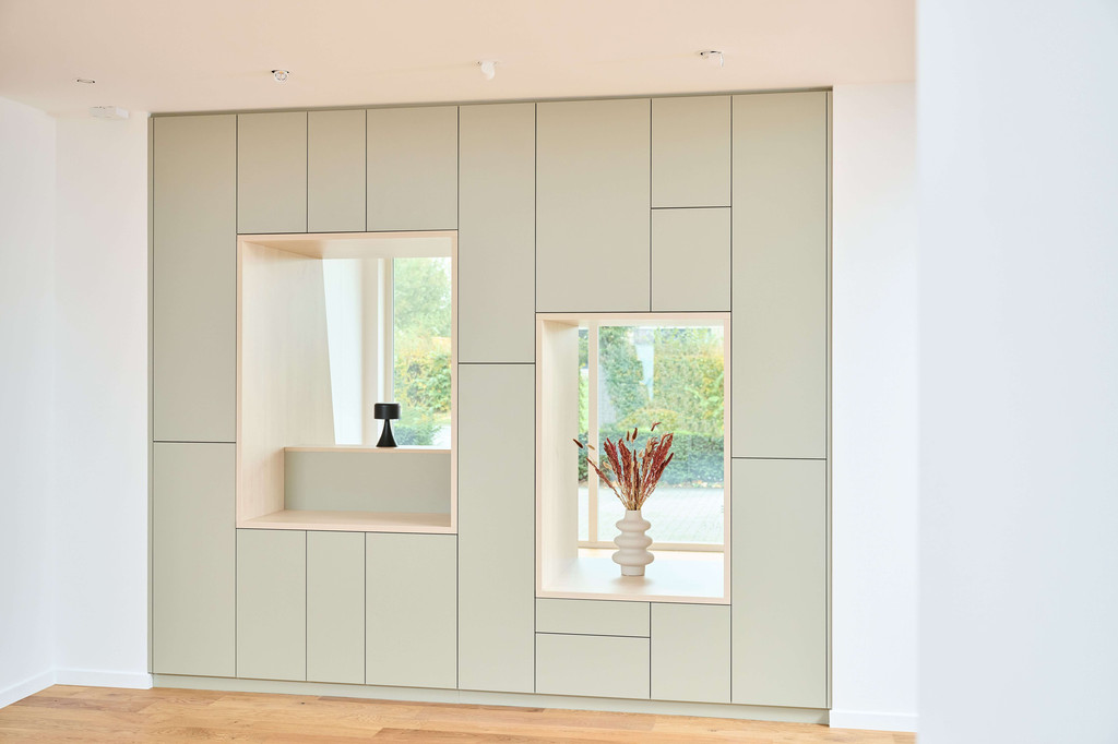 Meuble salon vert clair sur mesure avec des tons de bois