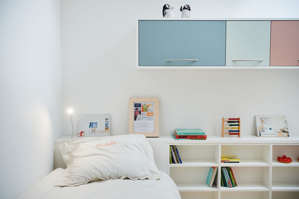Chambre enfant avec lit blanc meubles sur mesure étagères bibliothèque