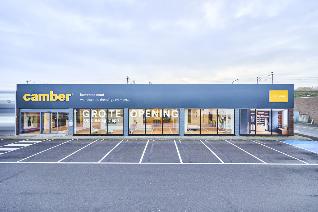 voorkant met parking Camber showroom Mechelen
