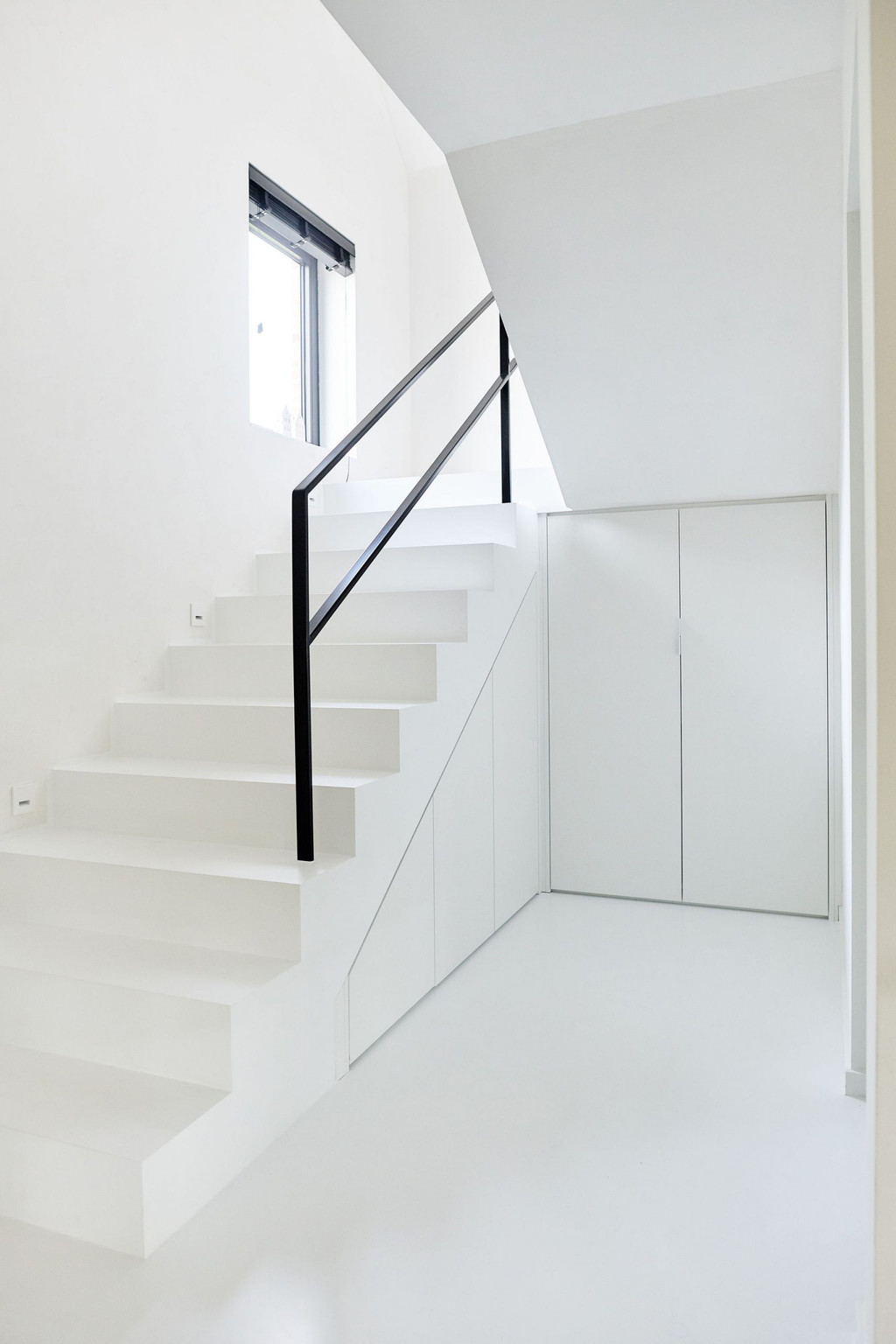 witte vestiaire halkast inrichten ruimte onder open trap