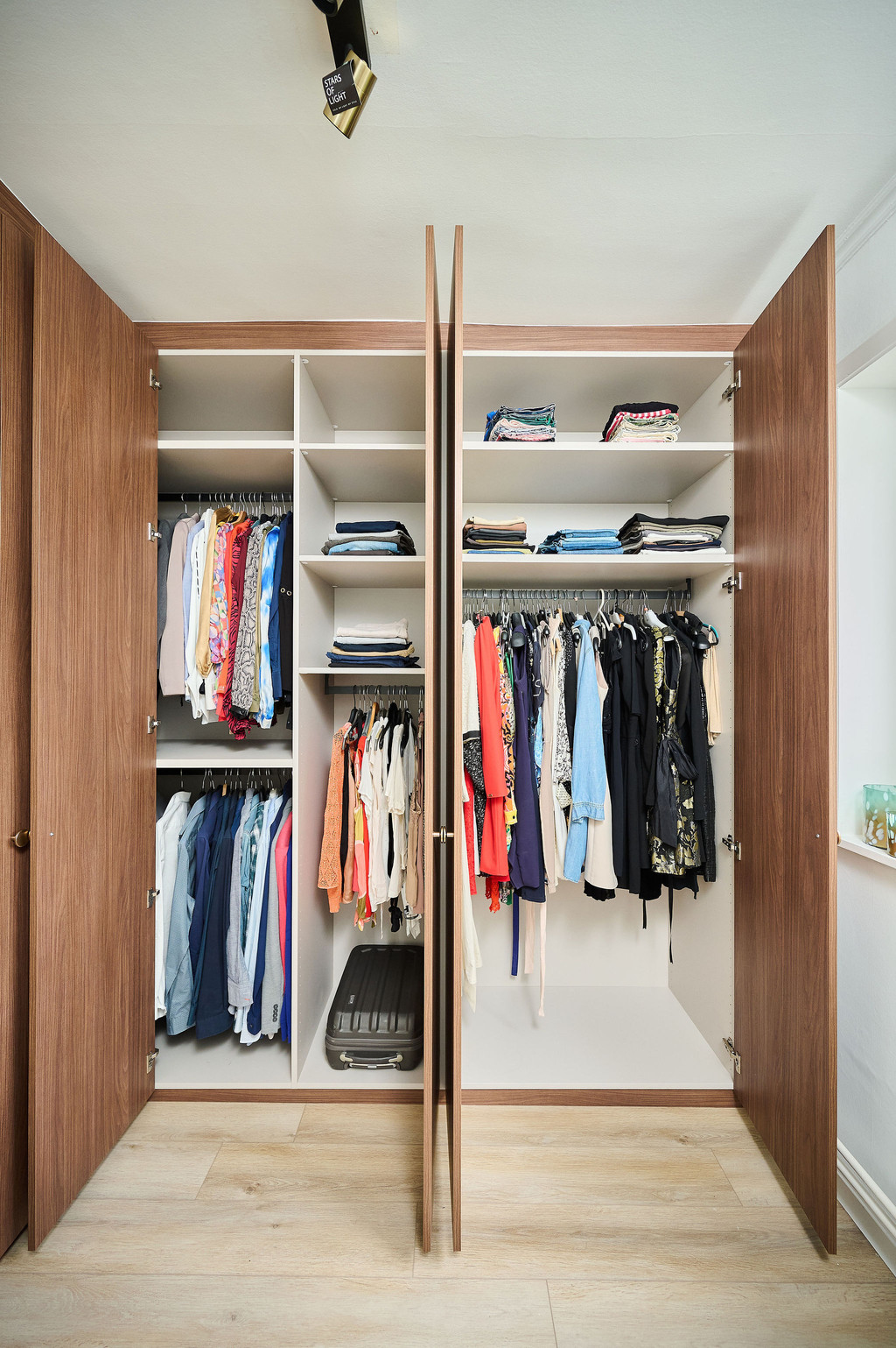 Espace de suspension suffisant dans dressing sur mesure en noyer
