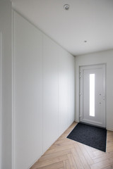 vestiaire blanc avec portes tournantes sur mesure