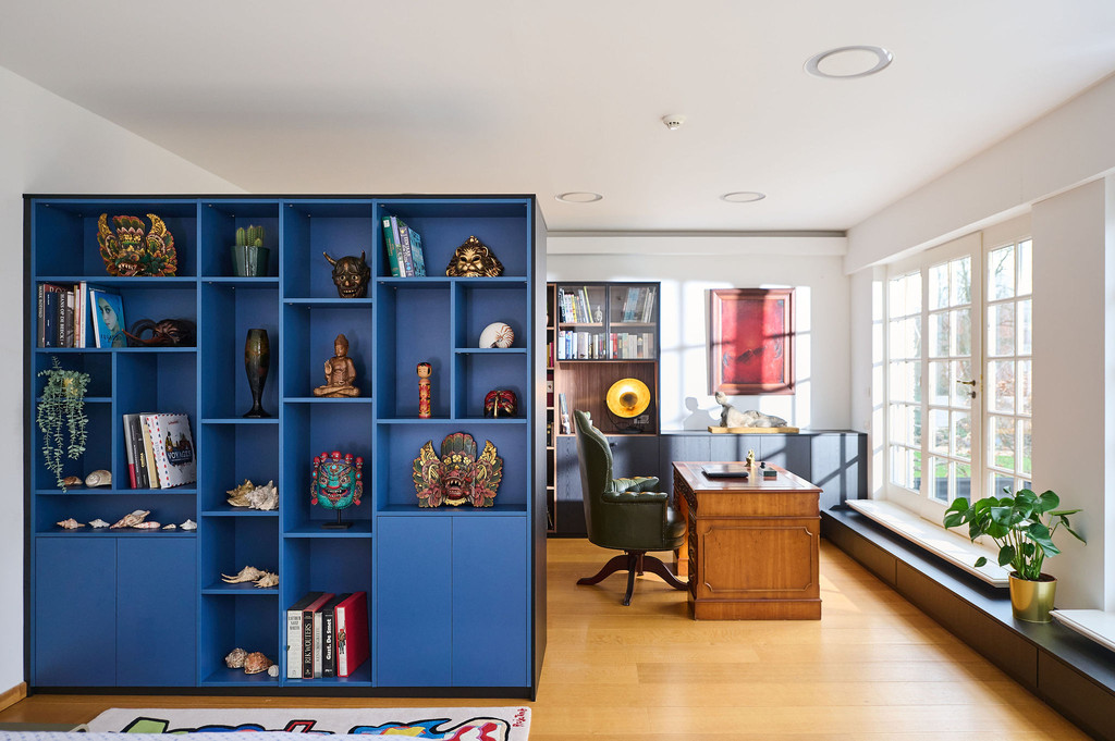 Blauwe roomdivider op maat in de bureau van Adrien
