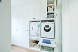 buanderie blanche sur mesure avec endroit pour faire la lessive