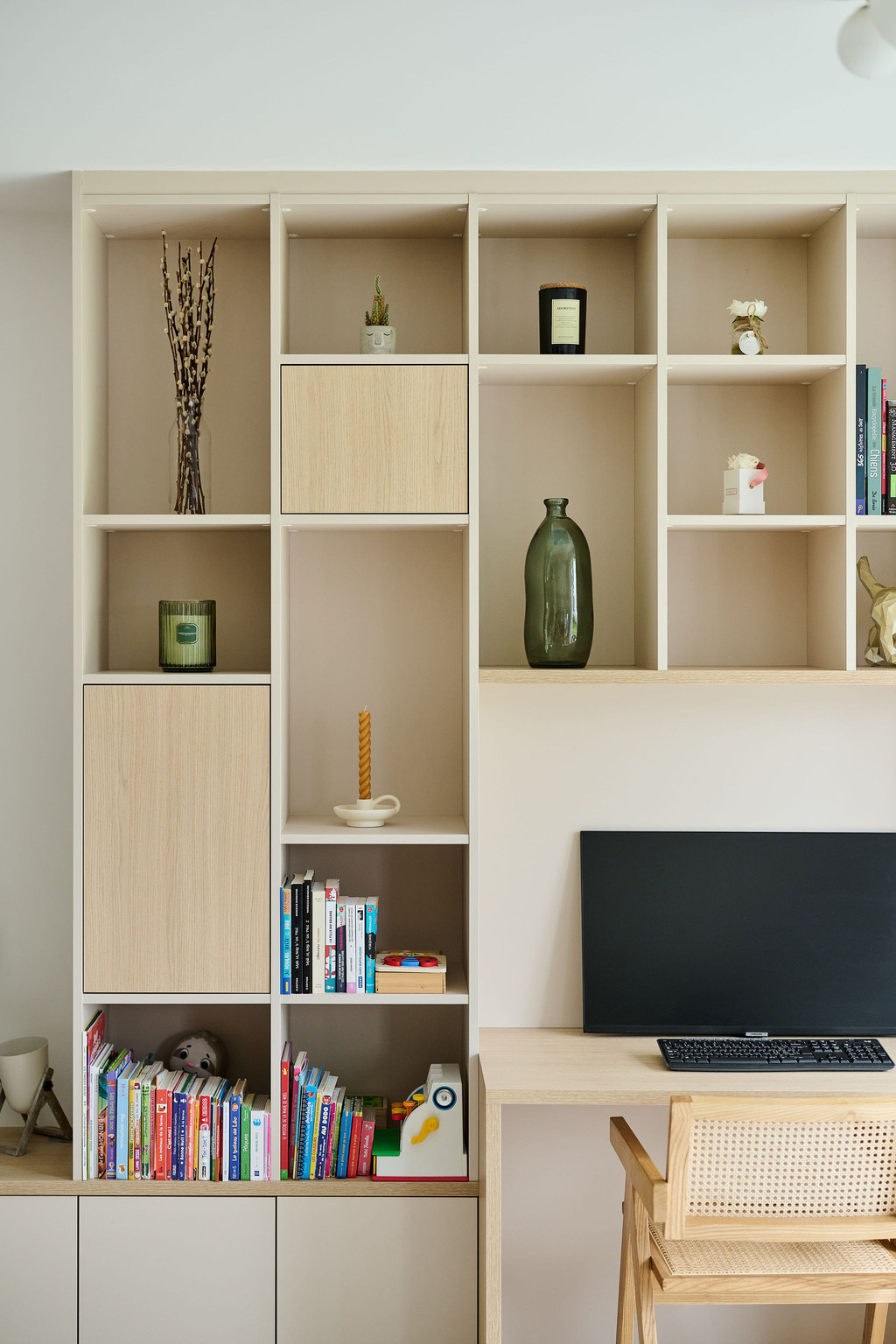 Boekenkast met open nissen en gesloten elementen in verschillende groottes voor speels effect