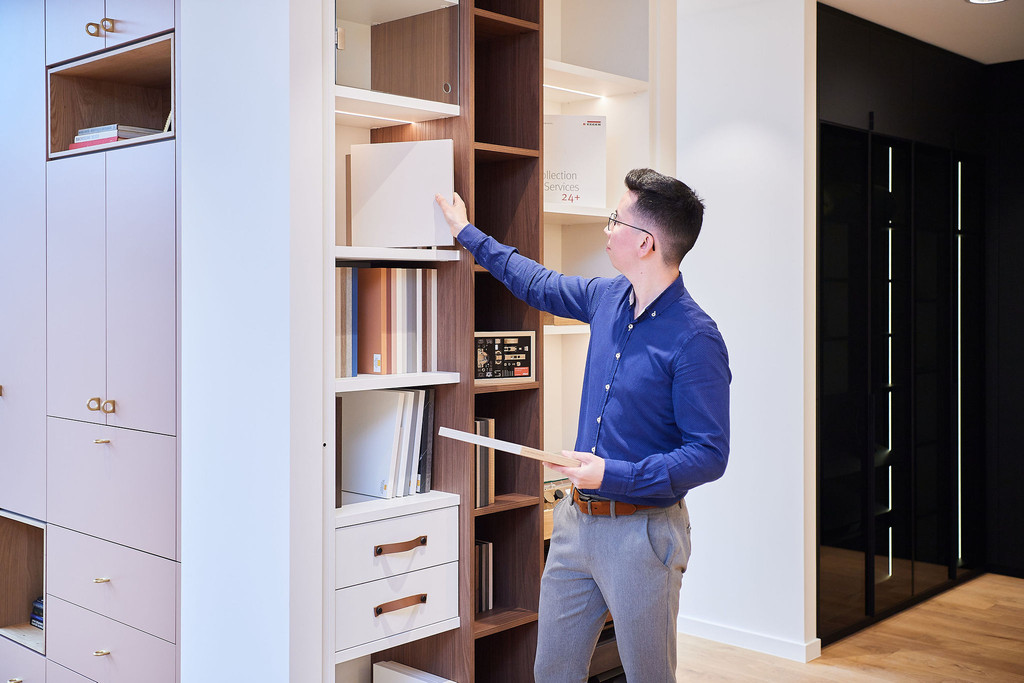 L'architecte d'intérieur Erik choisit des matériaux, des teintes et des finitions pour créer un moodboard