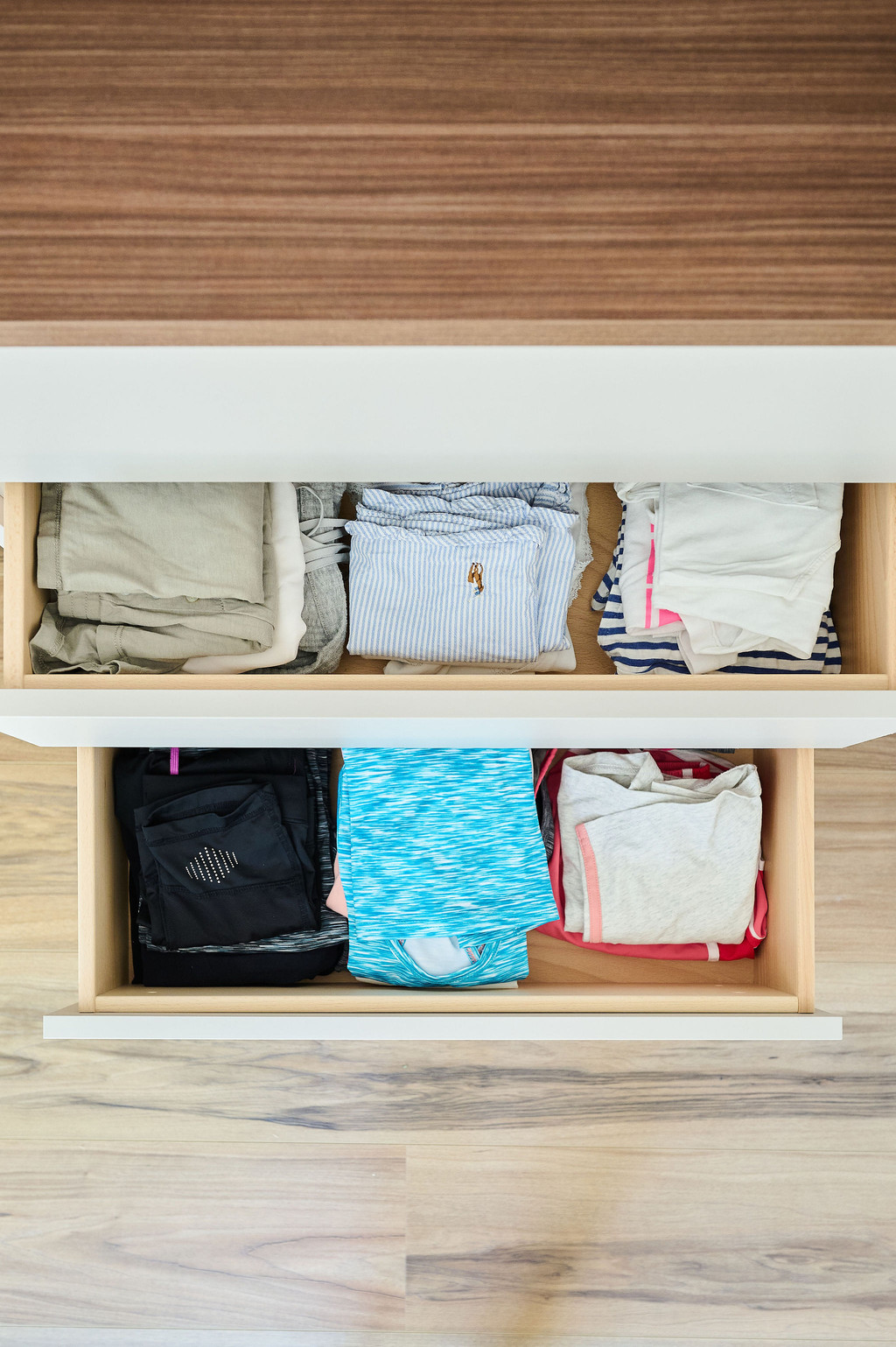 Tiroirs compartimentés dans le dressing sur mesure de Tineke et Derko dans l'émission Ons huis/nieuw huis