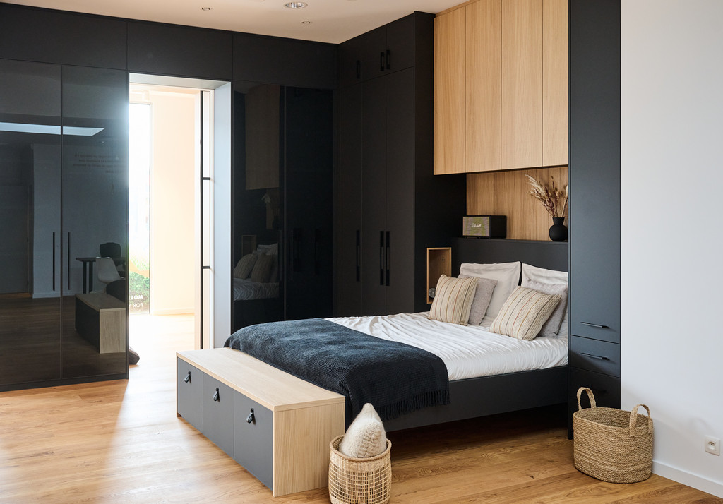 Chambre de luxe noire avec lit sure mesure, exposée dans le showroom de Gosselies