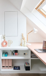 bureau sous pente avec tablette rose pastel