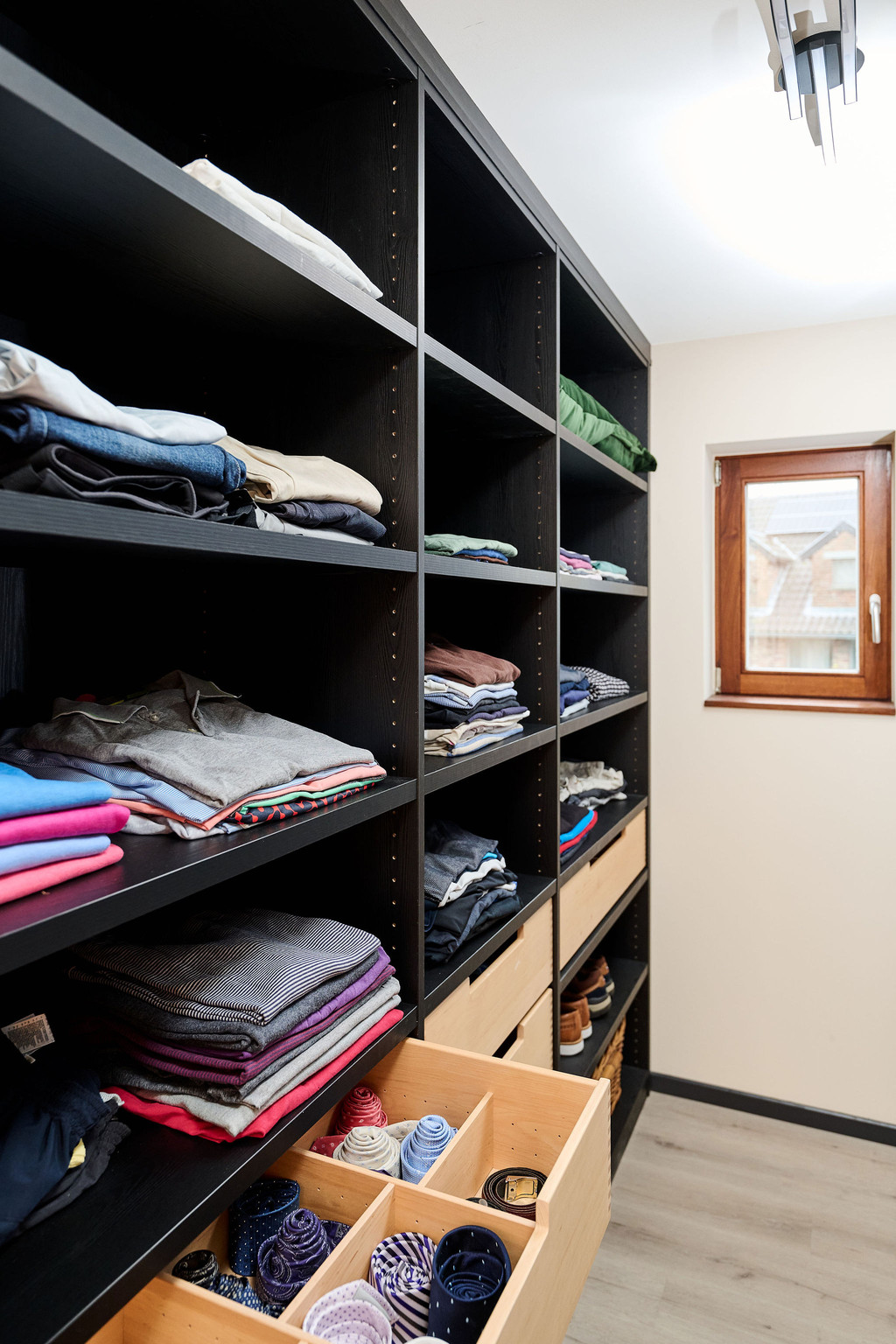 Dressing personnalisé avec étagères et tiroirs