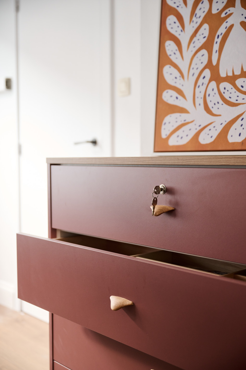 Armoire de classement avec tiroirs et poignées en chêne manta.