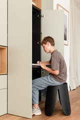 Bibliothèque sur mesure avec bureau escamotable intégré, offrant un espace d’étude compact et fonctionnel qui se replie discrètement derrière des portes après utilisation