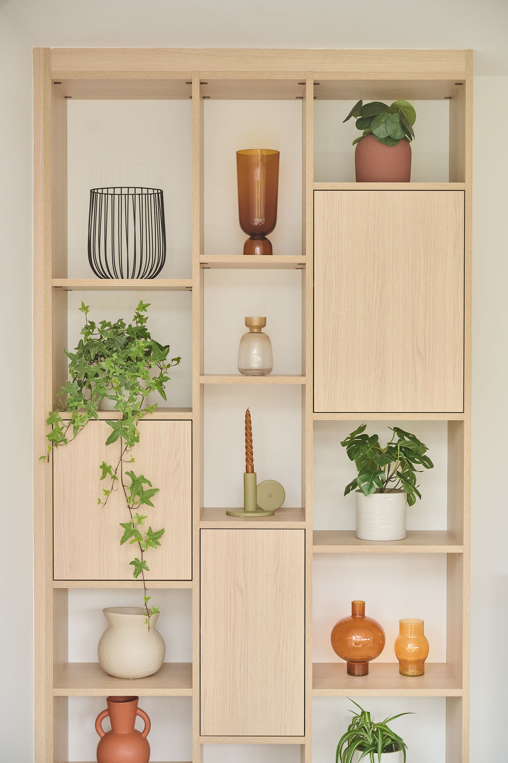 Niches ouvertes sur mesure dans le salon de Lorenz et Elyne à Pulderbos