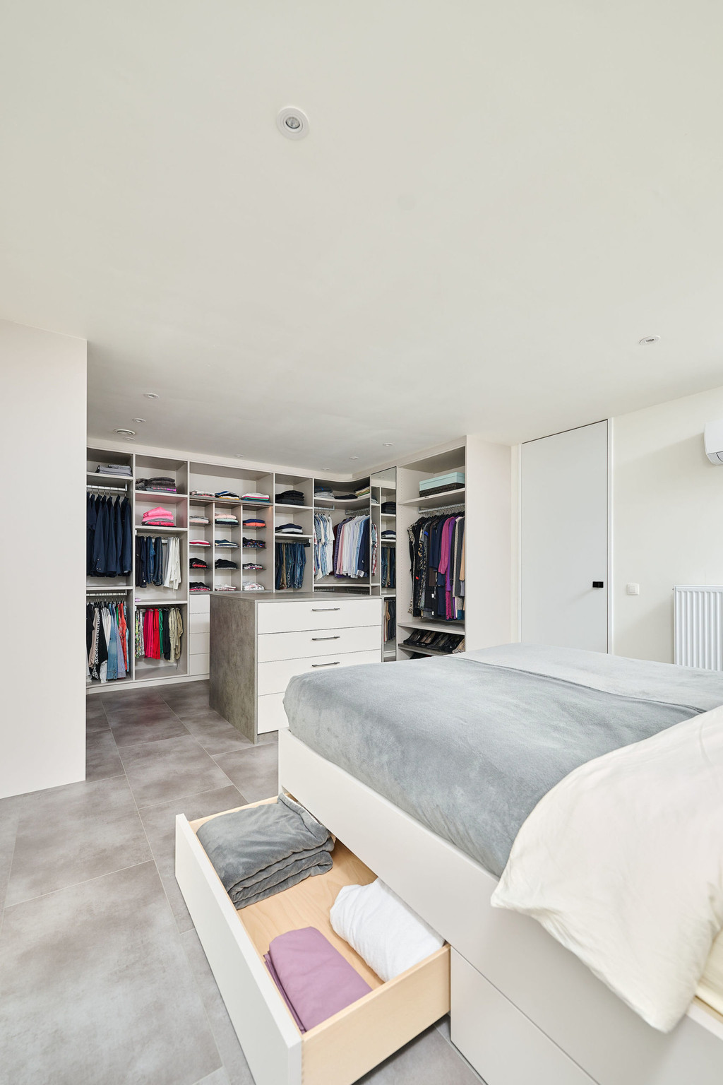 Dressing ouvert avec ilot central dans la chambre à coucher de Sieglinde