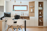 Bureau sur mesure blanc avec bibliothèque fermée blanc et bois à Dilbeek