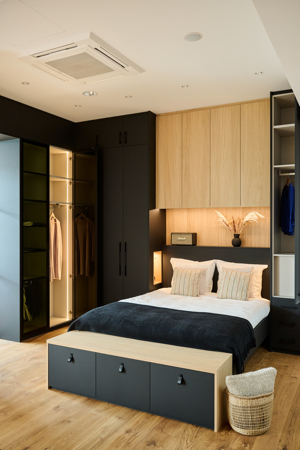 Chambre à coucher sur mesure, exposée dans le showroom de Gosselies