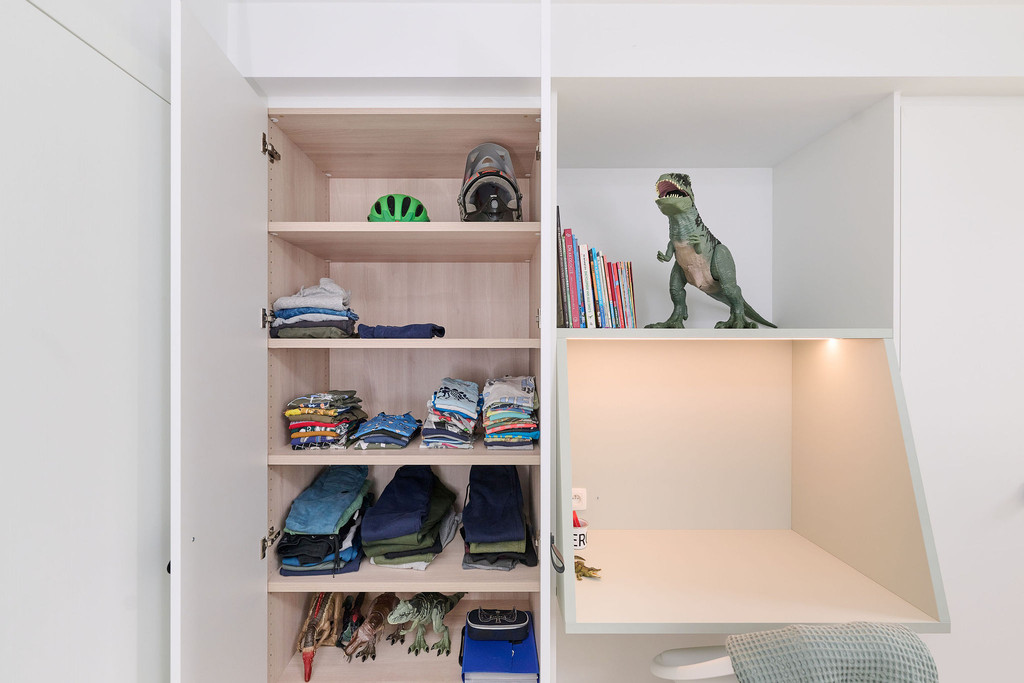 Etagères sur mesure dans le dressing de Marcel à Pulderbos