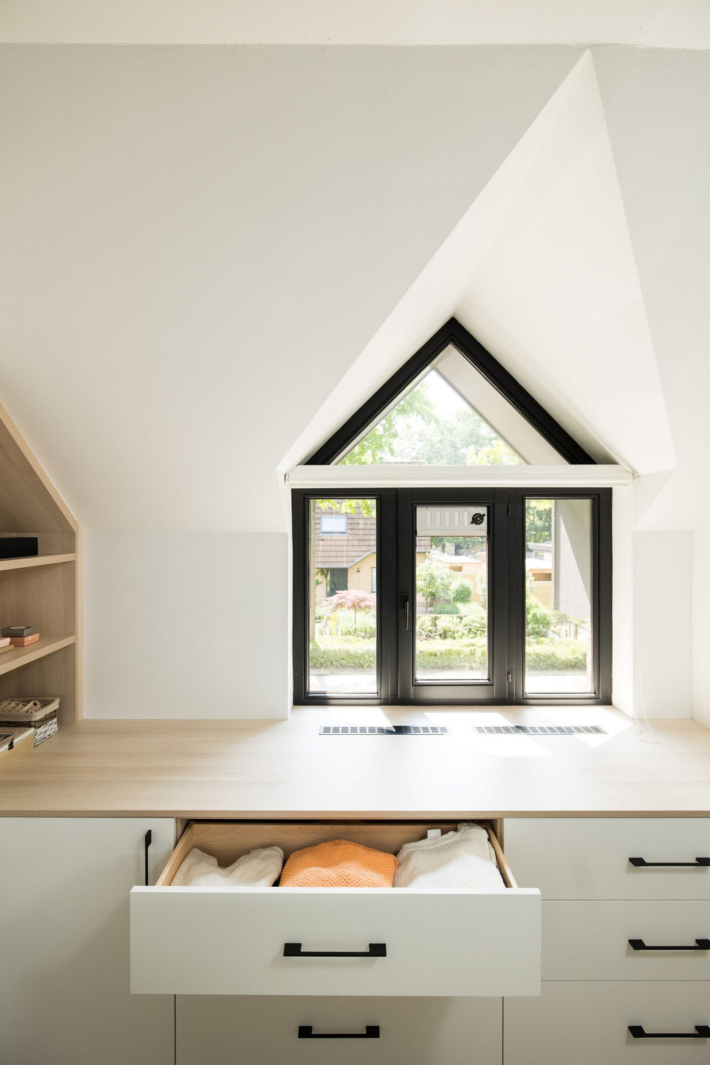 Dressing sur mesure blanc et moderne de Joleen à Brasschaat