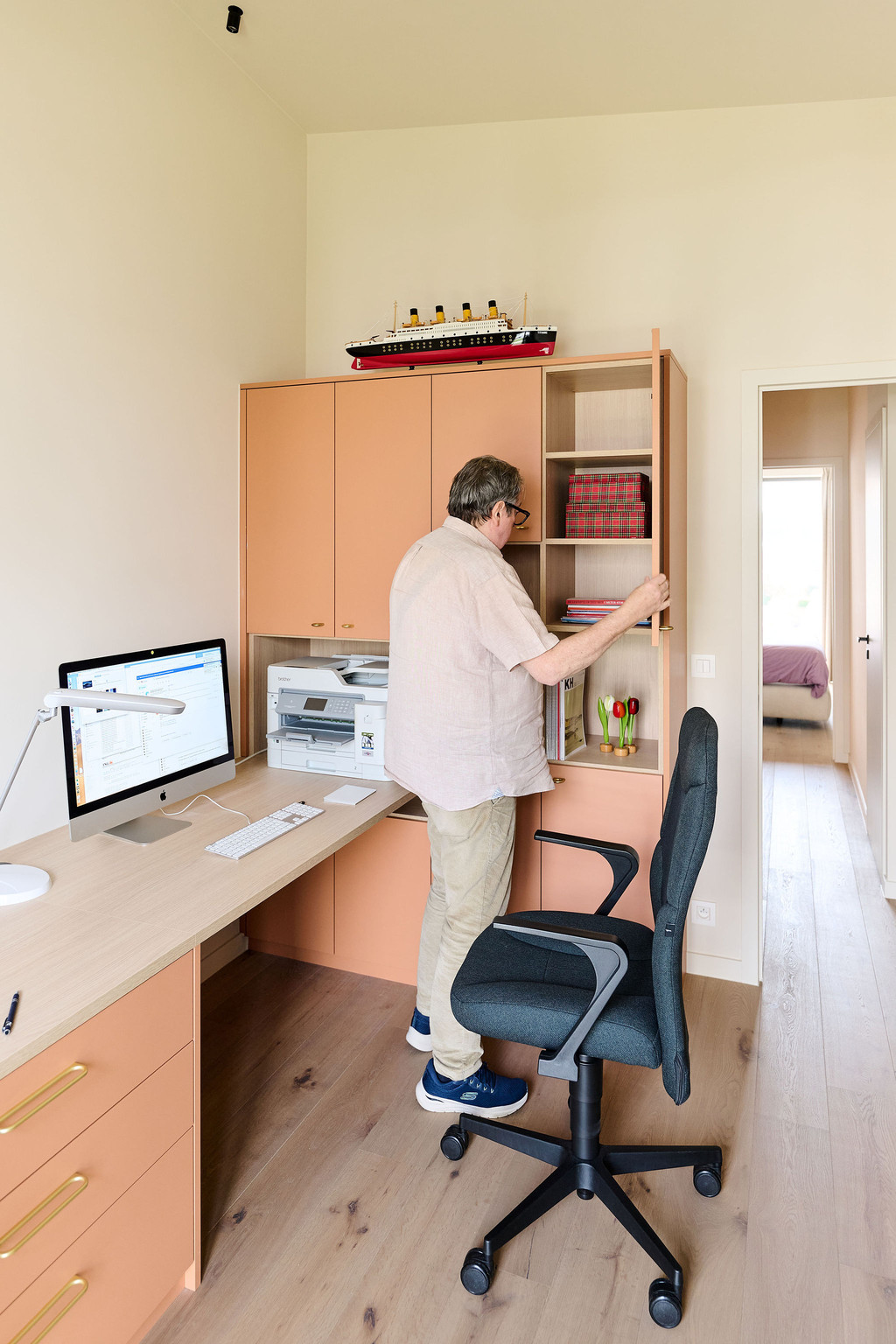 Meuble de rangement sur mesure dans un bureau avec étagères, niches ouvertes et espace fermé, permettant une organisation pratique du quotidien, réalisé par Camber