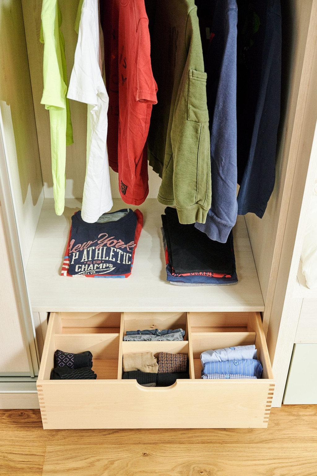 Dressing sur mesure avec tiroirs compartimenté en bois