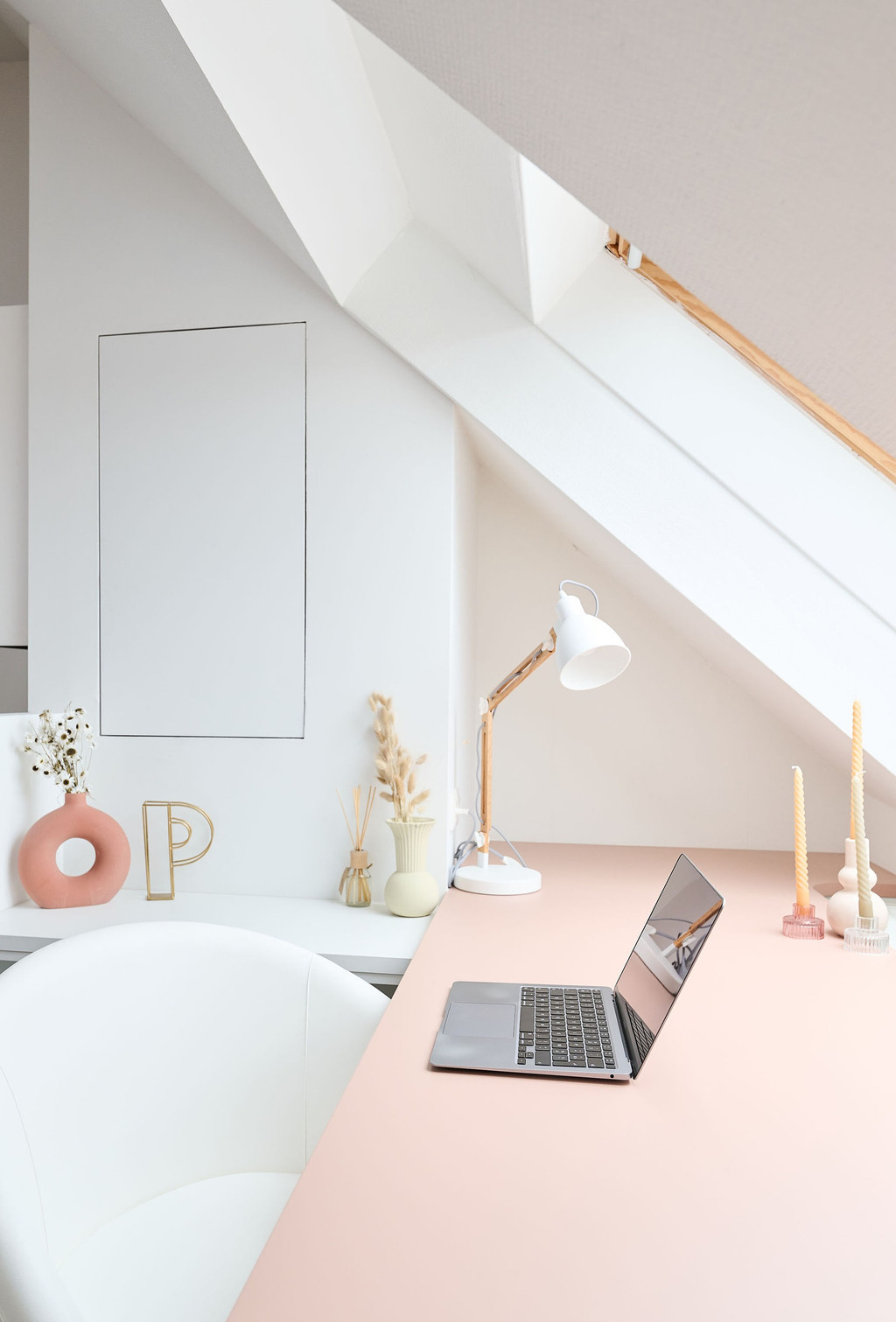 Chambre d'ado sur mesure avec bureau sous pente dans l'émission Ons huis/nieuw huis