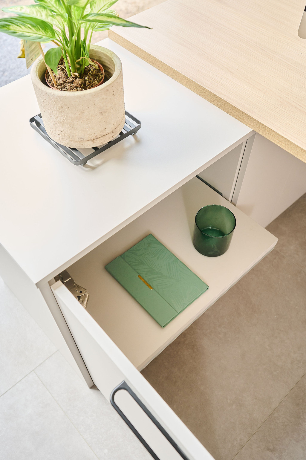 Etagère coulissante dans une armoire de bureau sur mesure chez Tineke et Derko dans l'émission Ons huis/nieuw huis