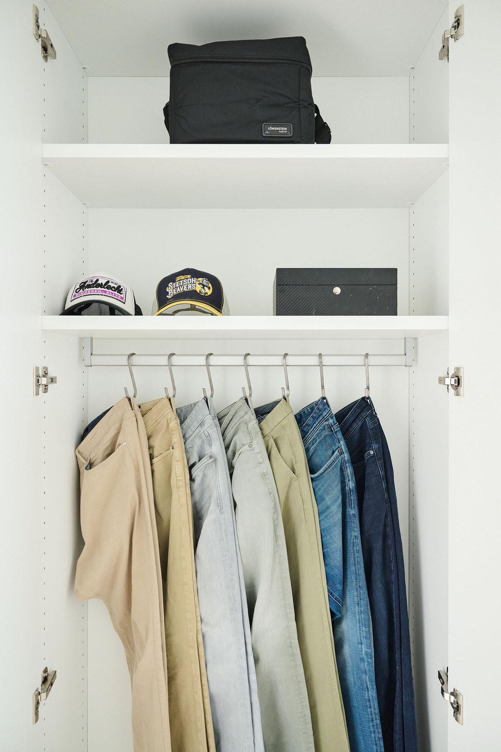 Compartiment in dressing met hangbar en legvlakken van Ilse en Frédéric uit Ons huis/nieuw huis