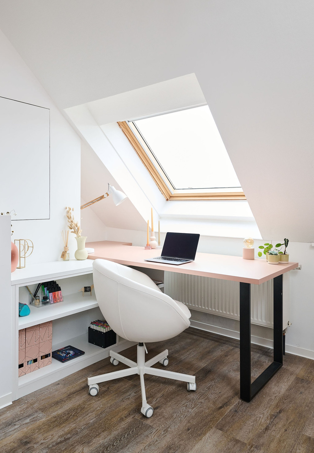 bureau dans une chambre d'adolescente