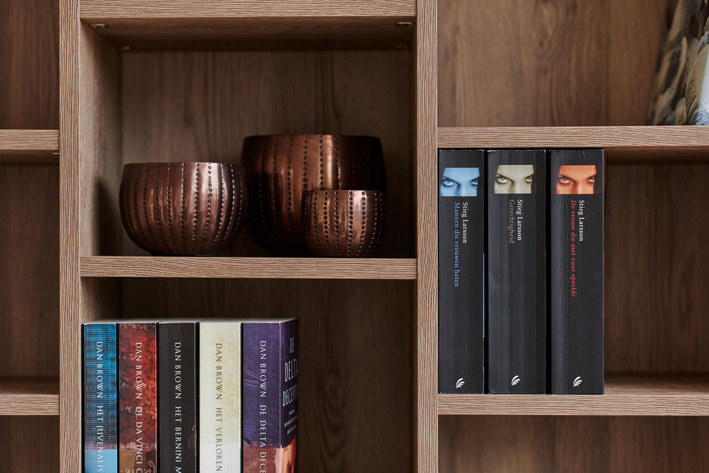 Niches ouvertes en bois avec rangement pour livres