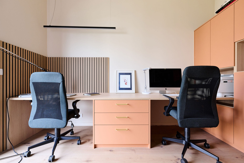 Espace de travail sur mesure avec bureau intégré, rangements et tiroirs, conçu pour un usage quotidien confortable et organisé, réalisé par Camber