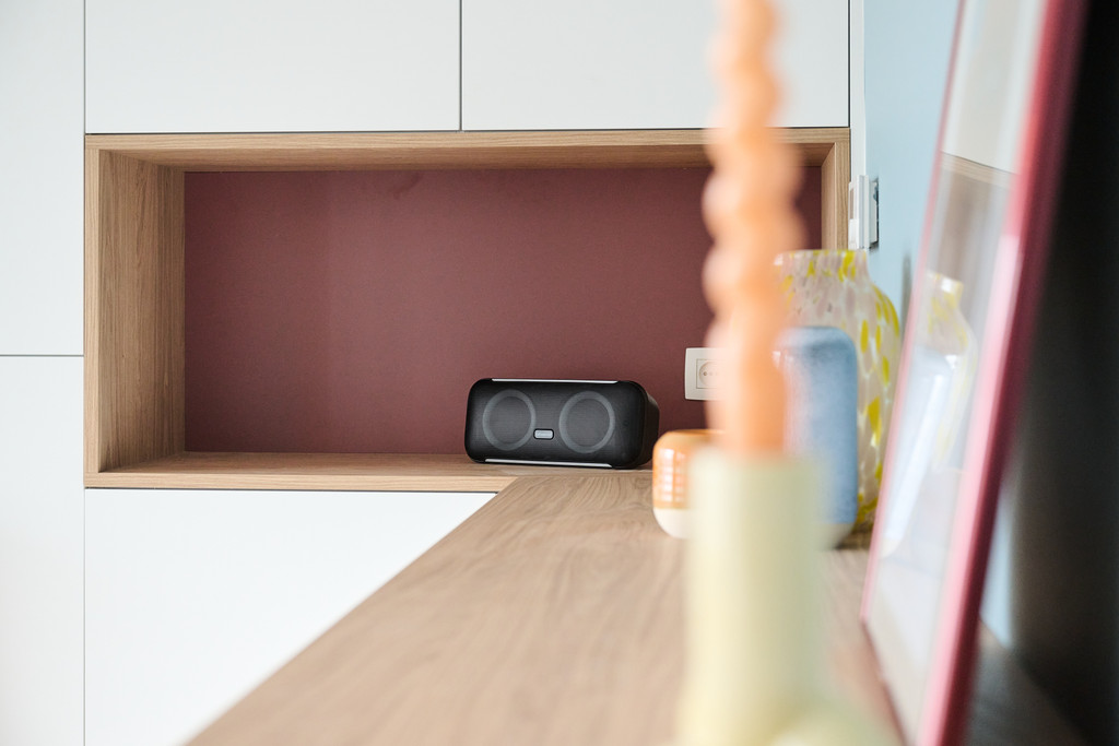 Niches ouvertes avec un fond rouge oxyde