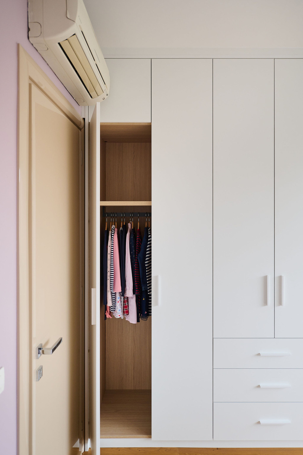 Dressing sur mesure avec penderie dans la chambre d'enfant d'Isaline