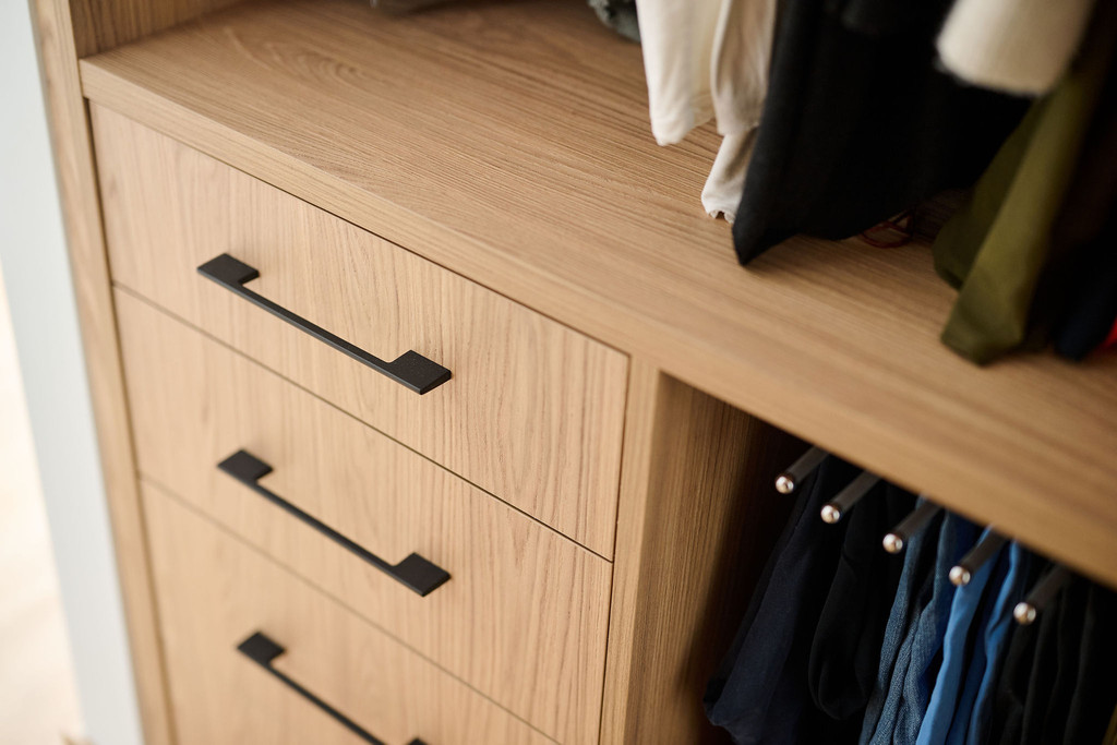 Kleine lades op maat in een houten dressing